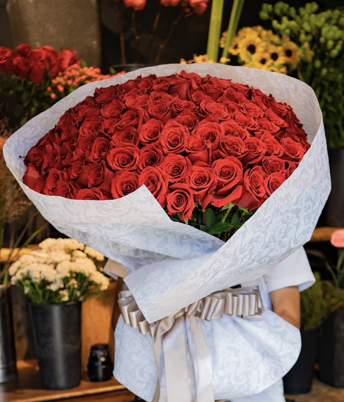 プロポーズ・結婚式のサプライズ・記念日に贈る花束 １０８本 赤バラ
